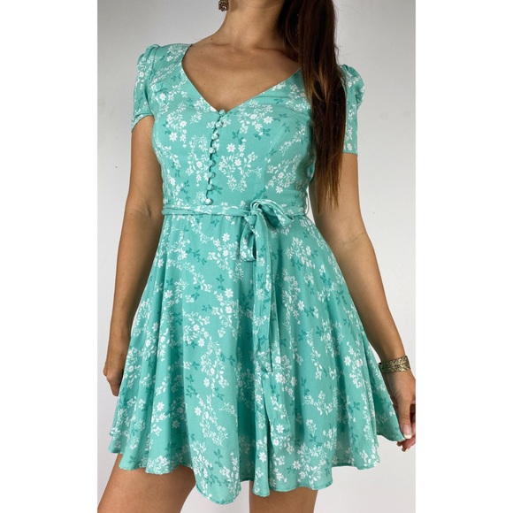 Forever New Dresses & Skirts - FOREVER NEW Green White Floral Belted Dress Size 8